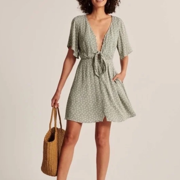 Abercrombie & Fitch Dresses & Skirts - Abercrombie & Fitch Floral Button Up Tie Front Dress